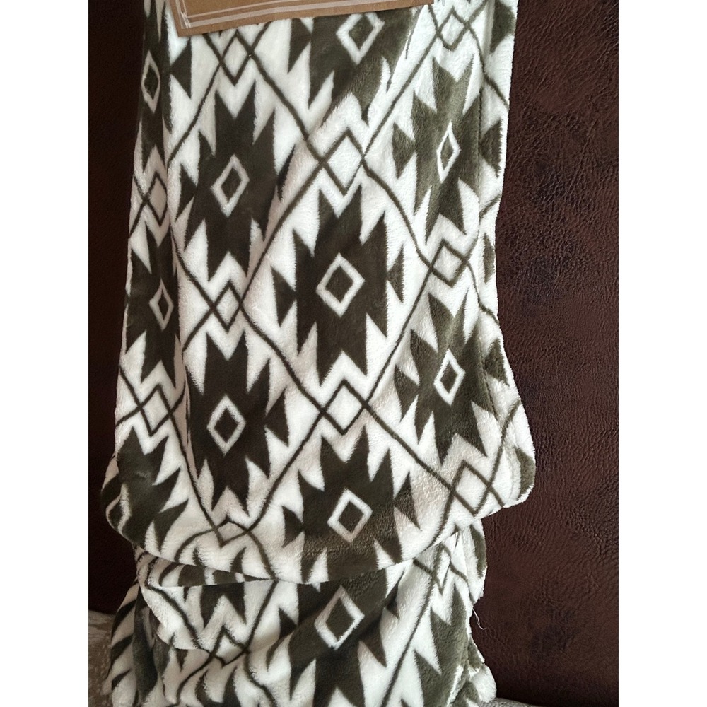 Soft & Cozy Velvet Plush Blanket Twin Southwestern Geometric Olive Green‎ Cream - Picture 3 of 6
